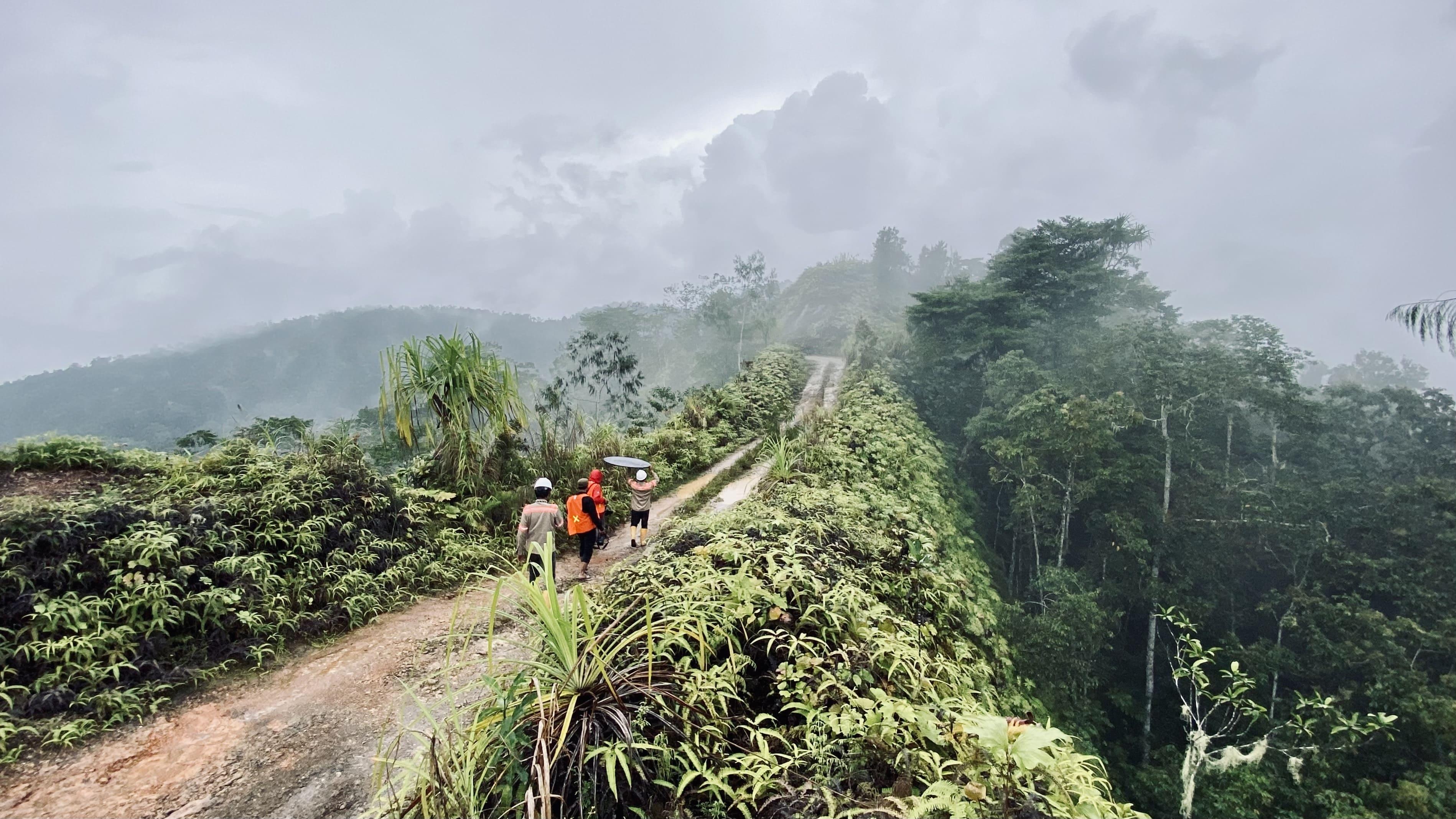 Untuk mendukung program pemboran, team kami juga memetakan ulang detil geologi untuk mengumpulkan semua informasi geologi dan mineralisasi dipermukaan, menggabungkan dengan data-data yang didapat dari pemboran sehingga didapatkan model geologi, alterasi dan mineralisasi yang lebih akurat.