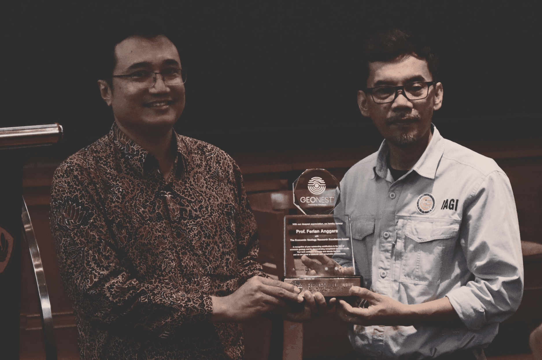 On February 15, 2025, PT Geo Fix Indonesia, PT Minera Nusa Drillindo, and PT Tekminera Nuestra Tierragua, in collaboration with the Indonesian Association of Geologists (IAGI), the Indonesian Society of Economic Geologists (MGEI), and Universitas Padjadjaran (UNPAD), proudly presented the Economic Geology Research Excellence Award 2025.
This prestigious award, which includes a cash prize of IDR 20,000,000, was granted to Prof. Ferian Anggara of the Department of Geological Engineering, Universitas Gadjah Mada, in recognition of his exceptional contributions to the field of economic geology.
Over the past three years, Prof. Anggara has produced a substantial body of work published in top-tier international journals, demonstrating both advanced expertise and innovative research. His registered intellectual property—including patents and trademarks—further reflects his commitment to advancing the intersection of academic research and industry practice.
The Economic Geology Research Excellence Award (EGREA) is designed to be awarded triennially to at least one Indonesian researcher—particularly those affiliated with government institutions—whose work represents a significant contribution to the field of economic geology and, more broadly, to Indonesia’s mining sector. Candidates are assessed based on peer-reviewed publications and registered intellectual property within the last three years.
This recognition not only honors Prof. Anggara’s impactful achievements but also underscores the vital role of research in supporting Indonesia’s geological and mining industries.